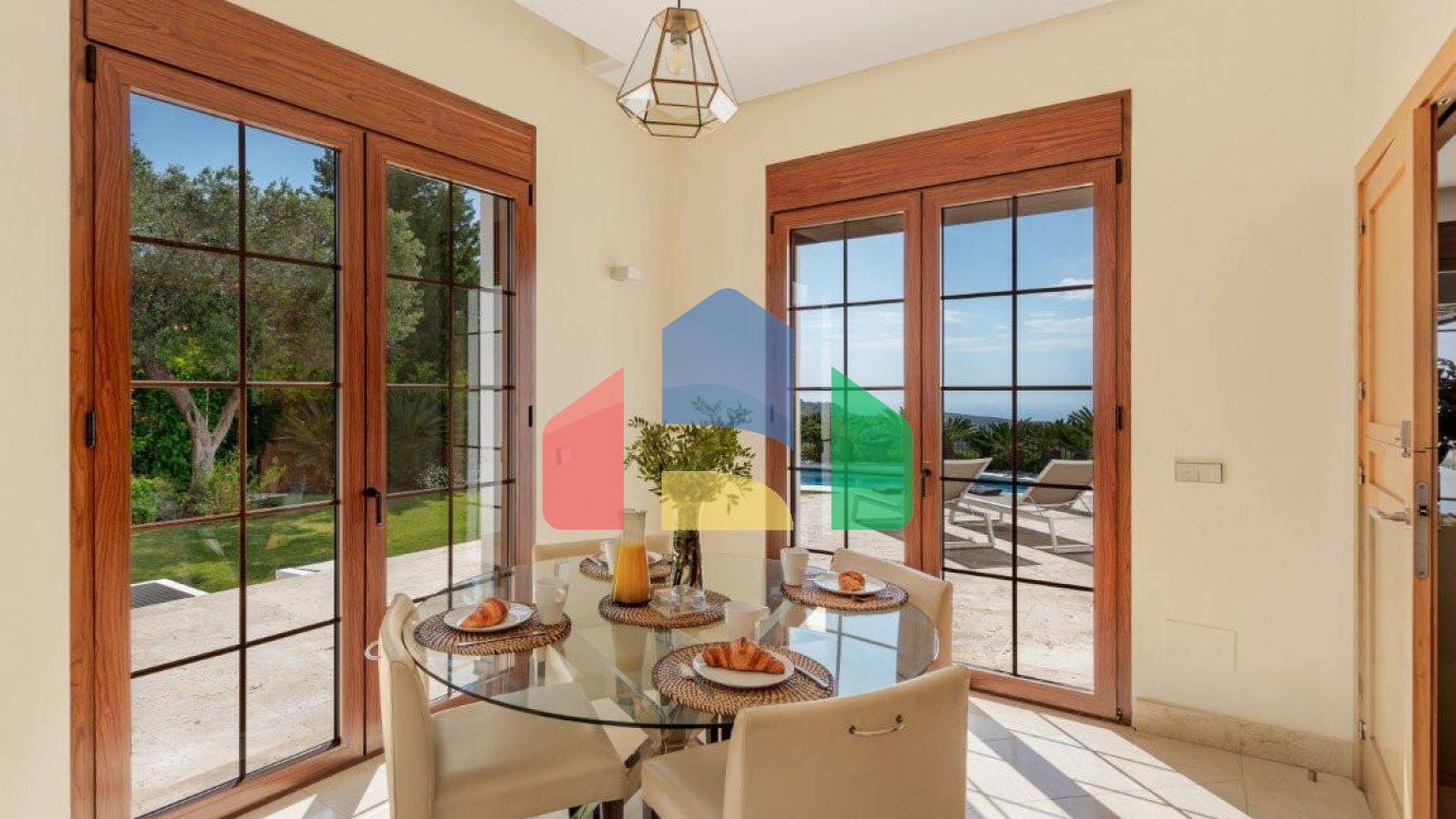 Роскошная вилла с панорамным видом в Бенахависе