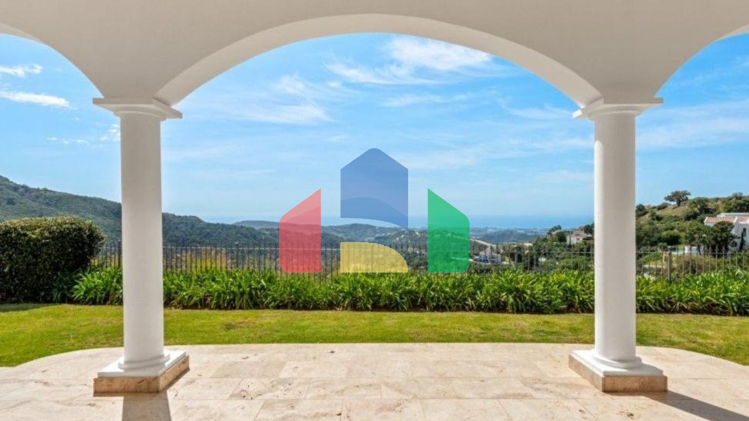 Роскошная вилла с панорамным видом в Бенахависе