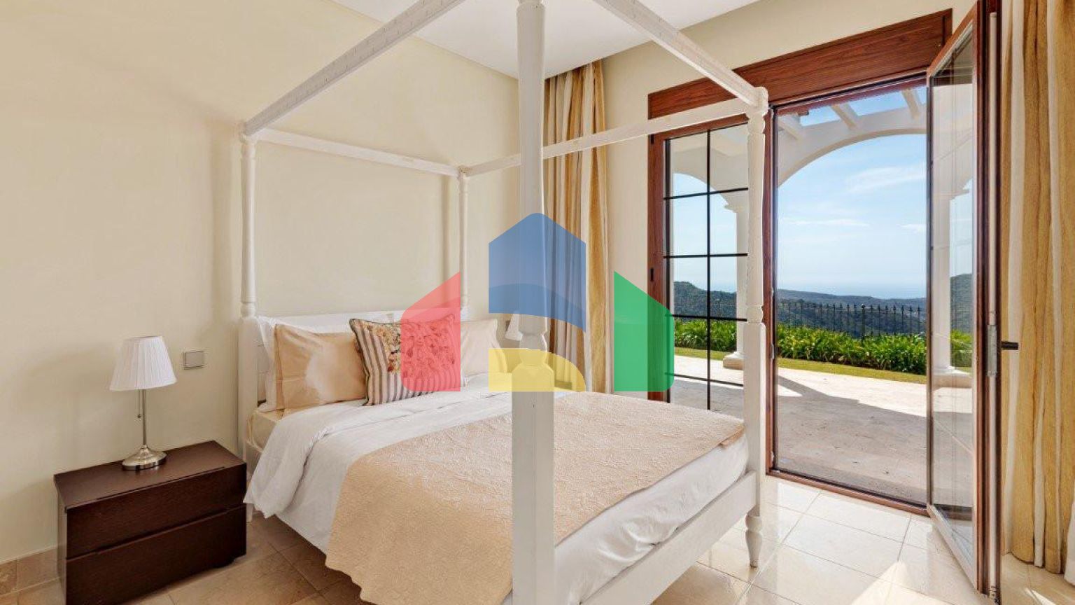 Роскошная вилла с панорамным видом в Бенахависе