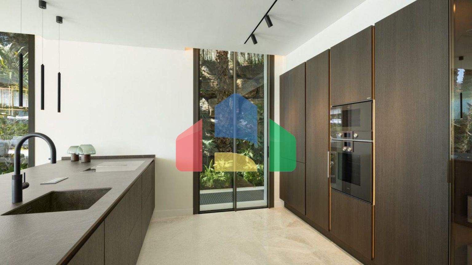 НЕВЕРОЯТНАЯ СОВРЕМЕННАЯ ВИЛЛА С Впечатляющими УДОБСТВАМИ В ЛА-КИНТЕ