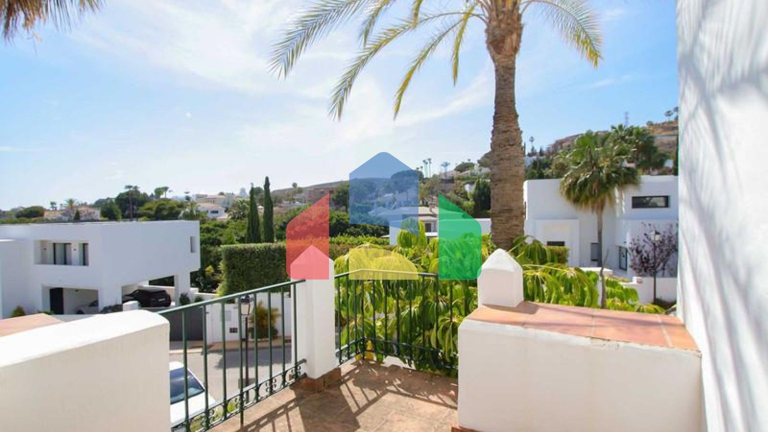 Таунхаус на продажу в Бенахависе