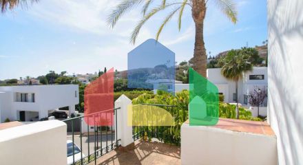 Таунхаус на продажу в Бенахависе