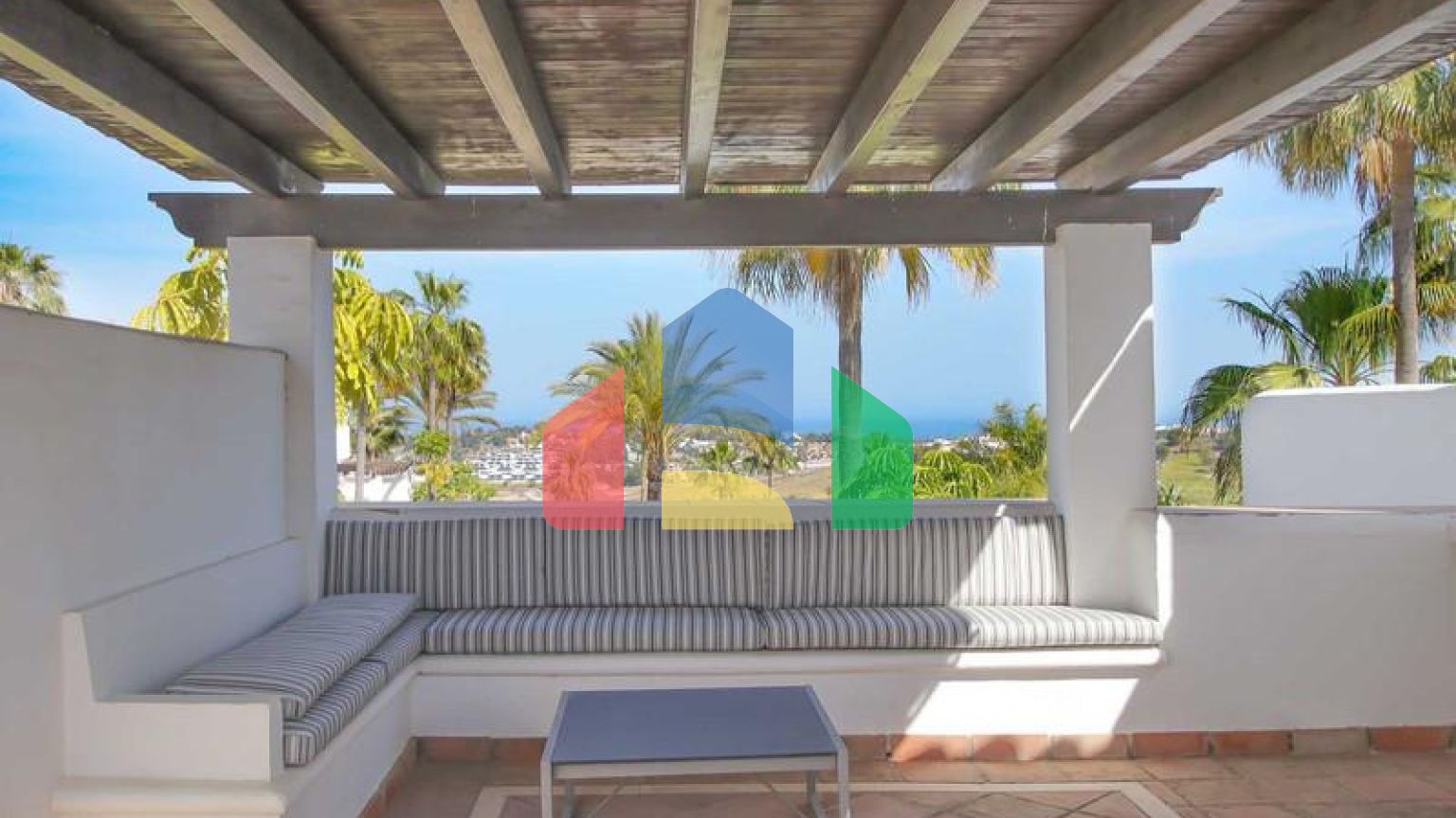 Таунхаус на продажу в Бенахависе