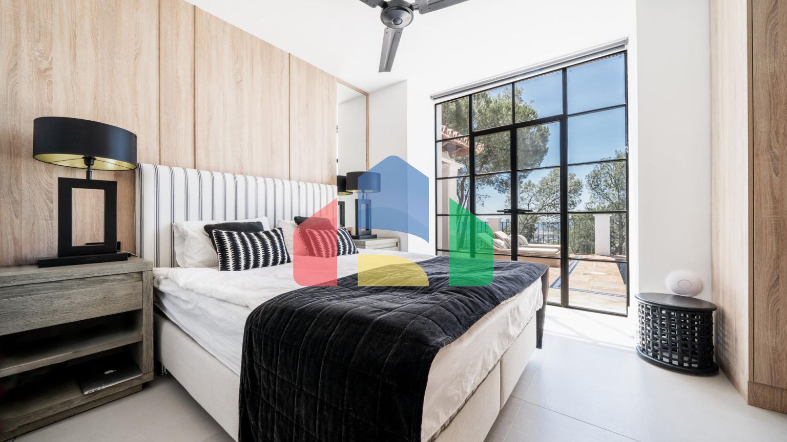 Потрясающая 4-местная вилла в El Madroñal’s Premier Gated Community