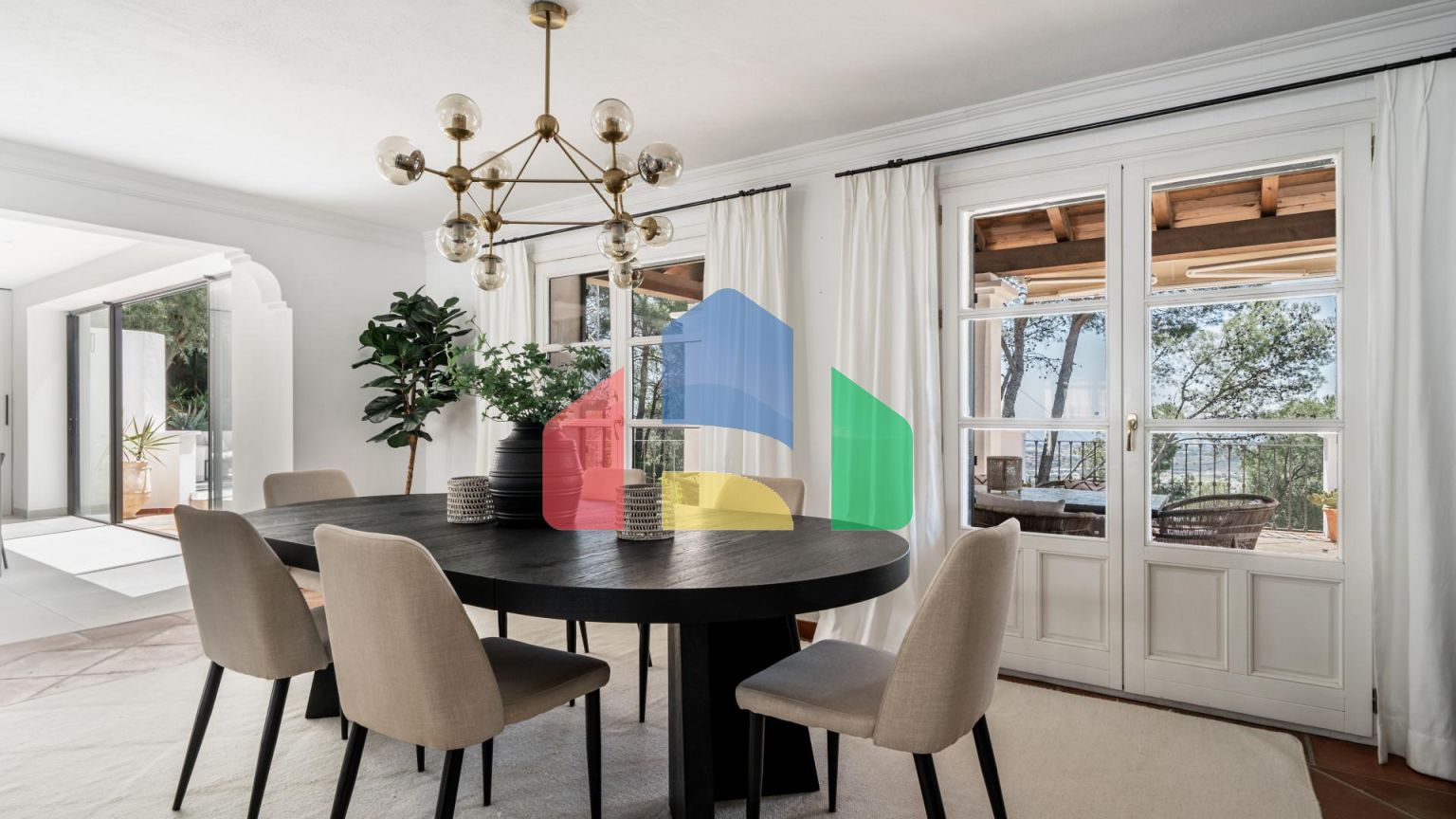 Потрясающая 4-местная вилла в El Madroñal’s Premier Gated Community