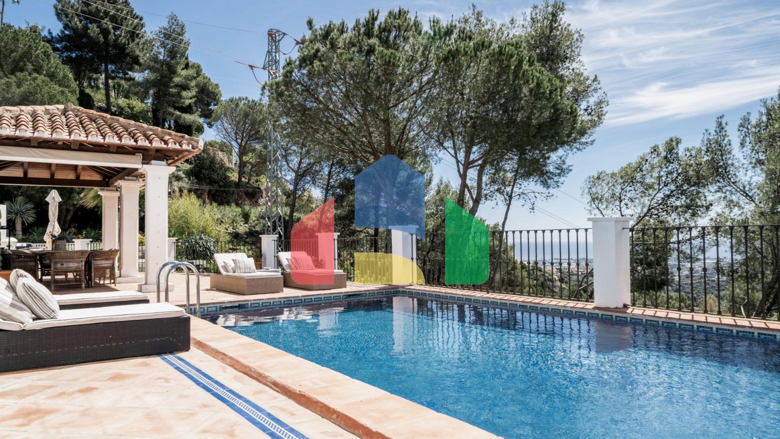 Потрясающая 4-местная вилла в El Madroñal’s Premier Gated Community