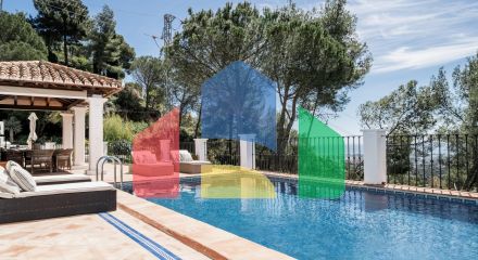 Потрясающая 4-местная вилла в El Madroñal’s Premier Gated Community