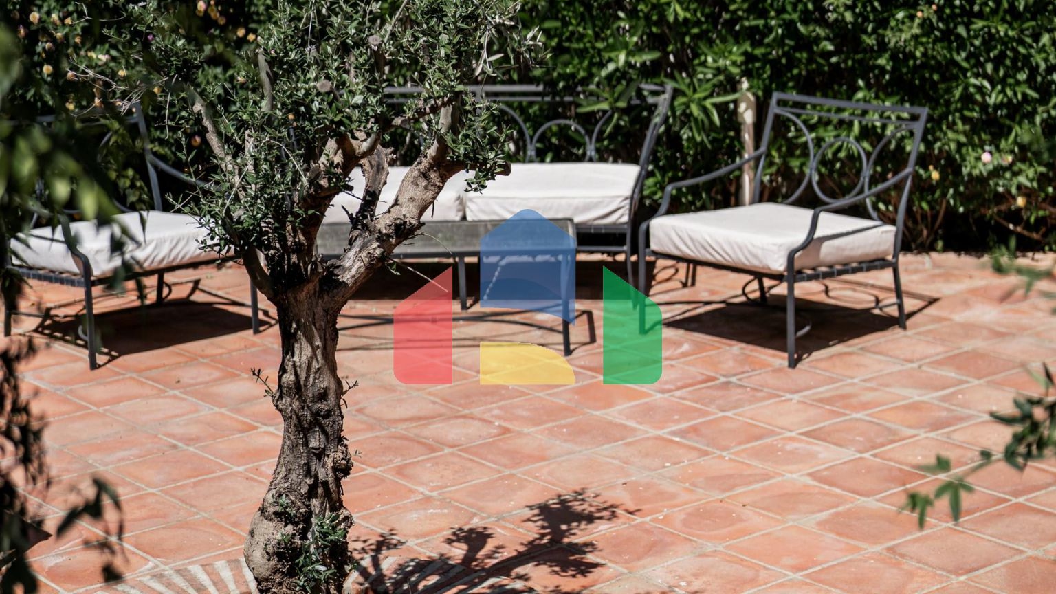 Потрясающая 4-местная вилла в El Madroñal’s Premier Gated Community