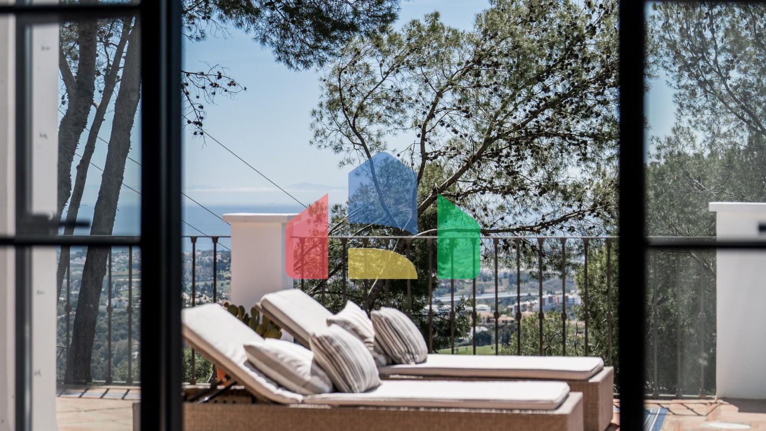 Потрясающая 4-местная вилла в El Madroñal’s Premier Gated Community