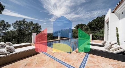 Потрясающая 4-местная вилла в El Madroñal’s Premier Gated Community