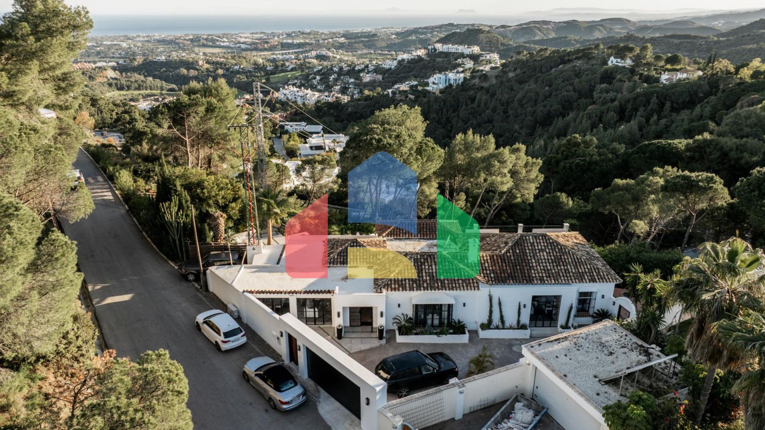 Потрясающая 4-местная вилла в El Madroñal’s Premier Gated Community