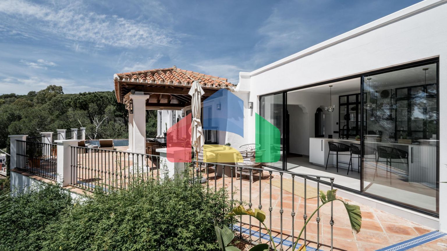 Потрясающая 4-местная вилла в El Madroñal’s Premier Gated Community