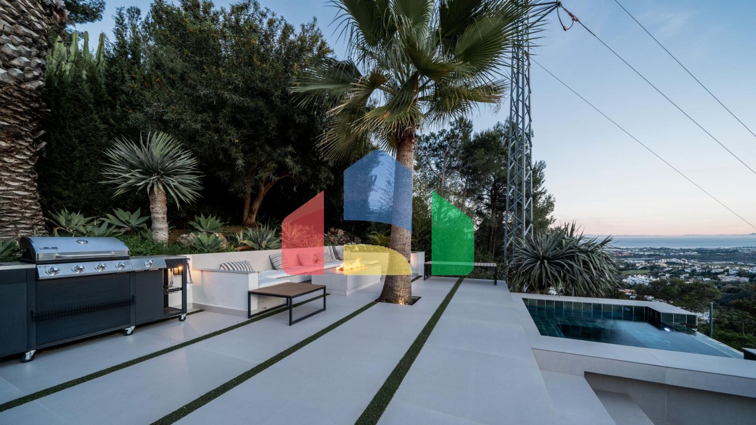 Потрясающая 4-местная вилла в El Madroñal’s Premier Gated Community