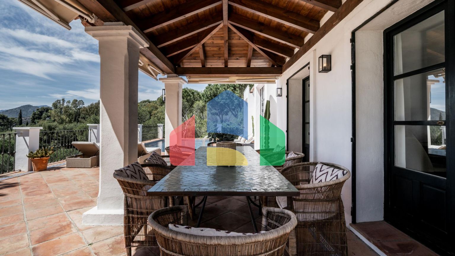 Потрясающая 4-местная вилла в El Madroñal’s Premier Gated Community