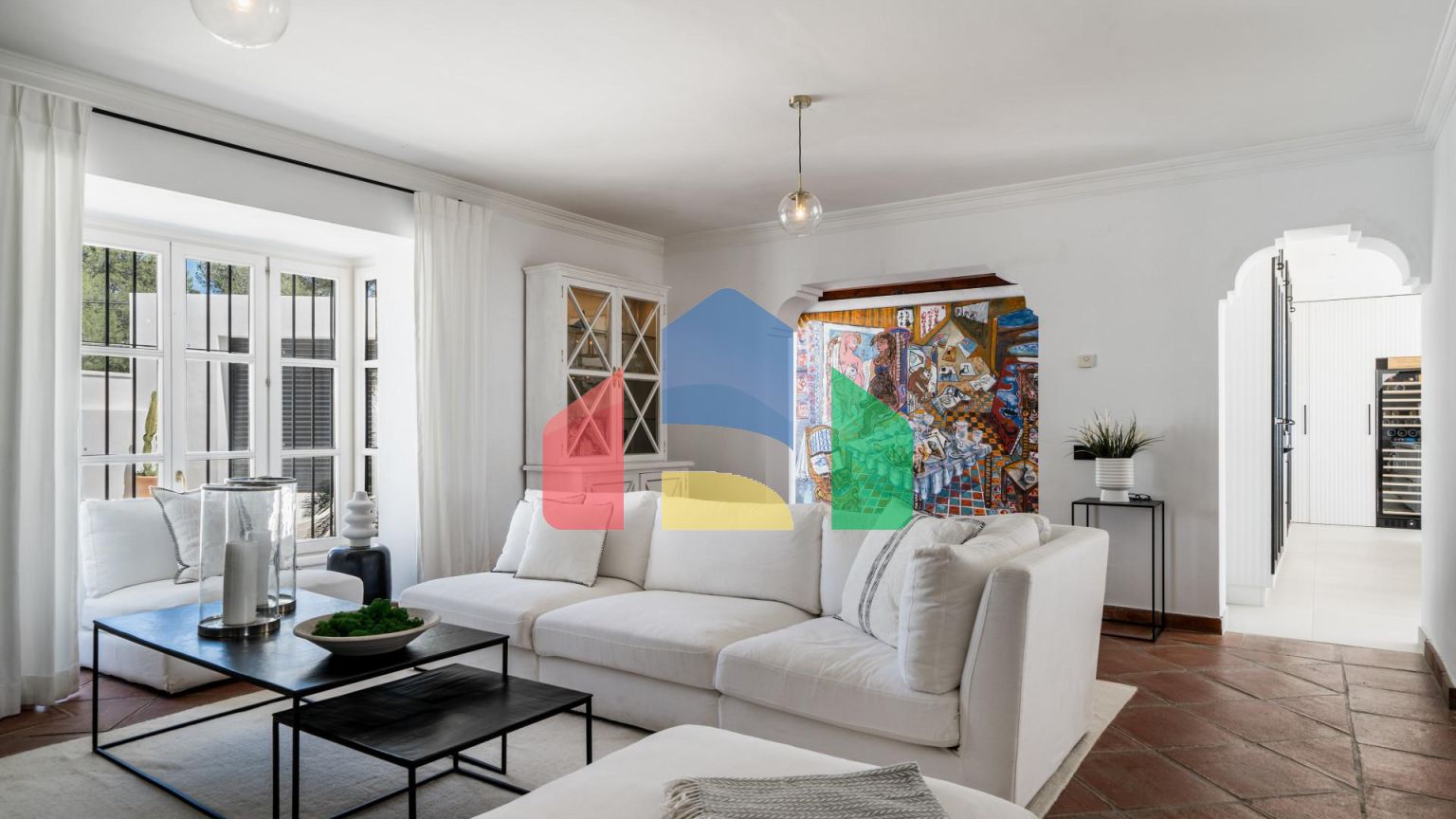 Потрясающая 4-местная вилла в El Madroñal’s Premier Gated Community