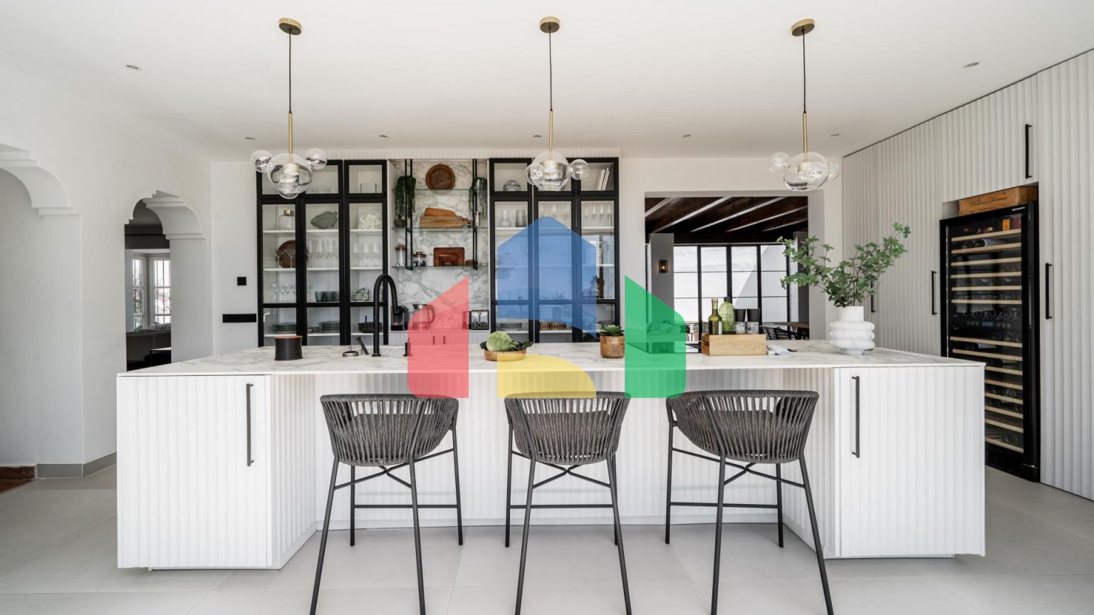 Потрясающая 4-местная вилла в El Madroñal’s Premier Gated Community