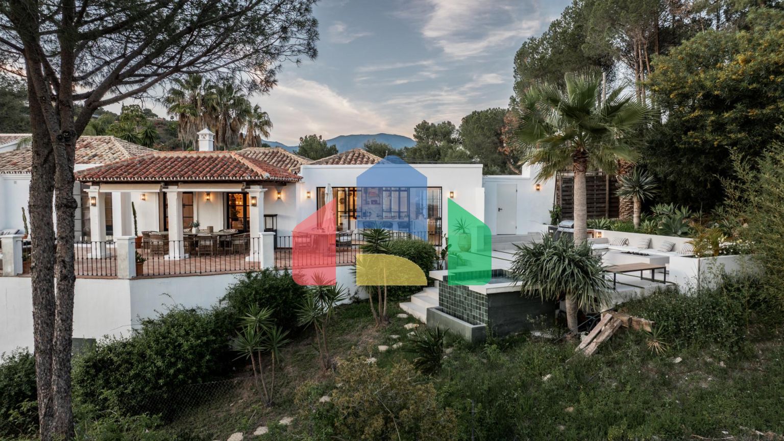 Потрясающая 4-местная вилла в El Madroñal’s Premier Gated Community