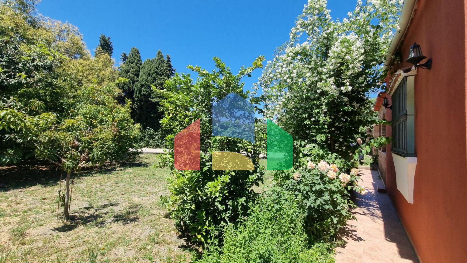 Дом с садом, бассейном и инвестиционным потенциалом рядом с городом