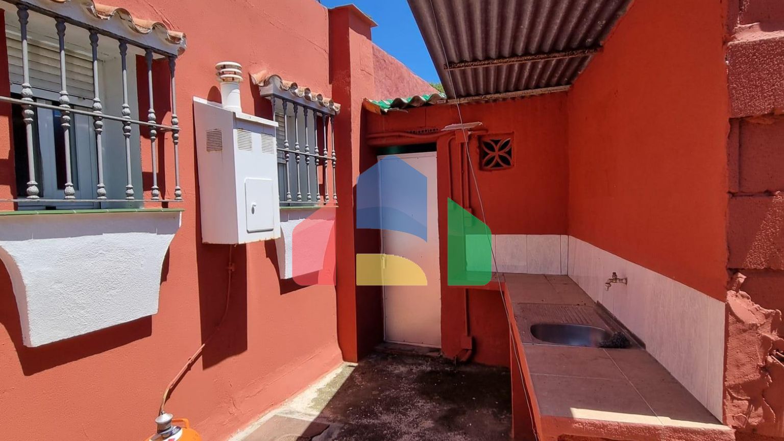 Дом с садом, бассейном и инвестиционным потенциалом рядом с городом