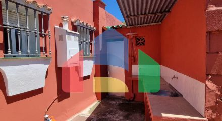 Дом с садом, бассейном и инвестиционным потенциалом рядом с городом