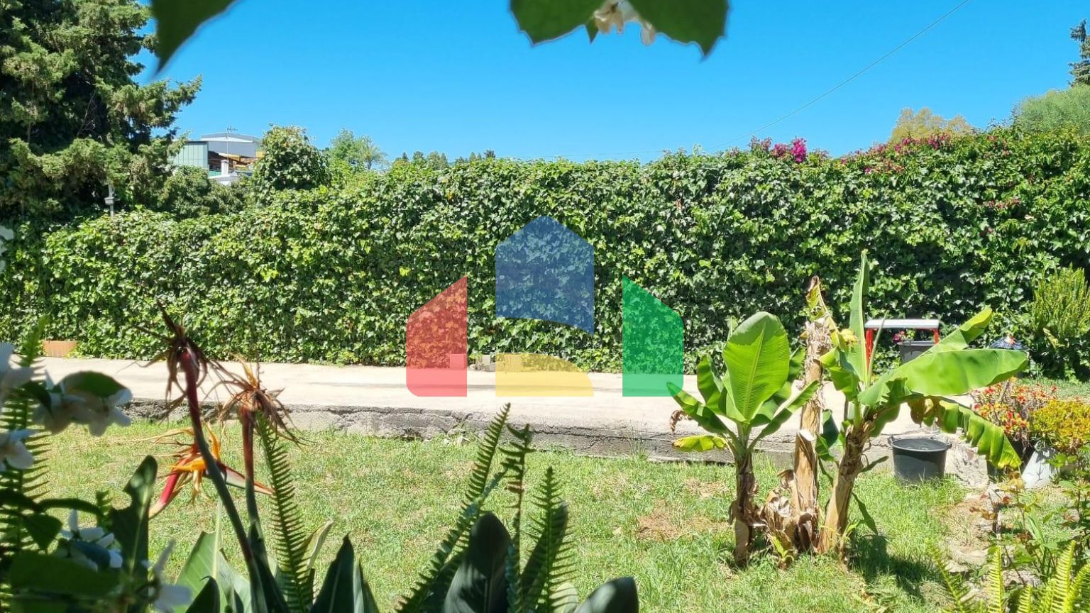 Дом с садом, бассейном и инвестиционным потенциалом рядом с городом