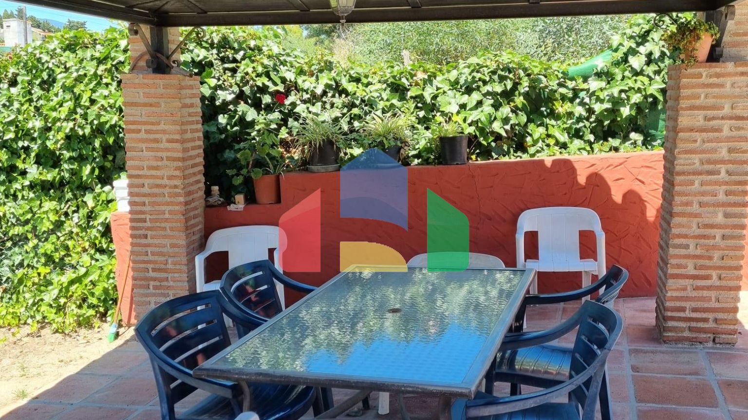 Дом с садом, бассейном и инвестиционным потенциалом рядом с городом