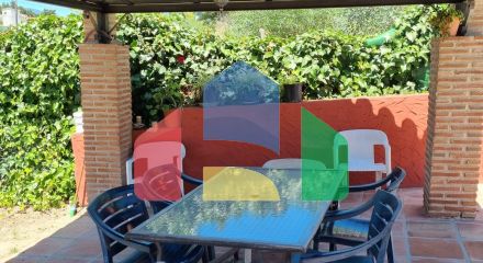 Дом с садом, бассейном и инвестиционным потенциалом рядом с городом