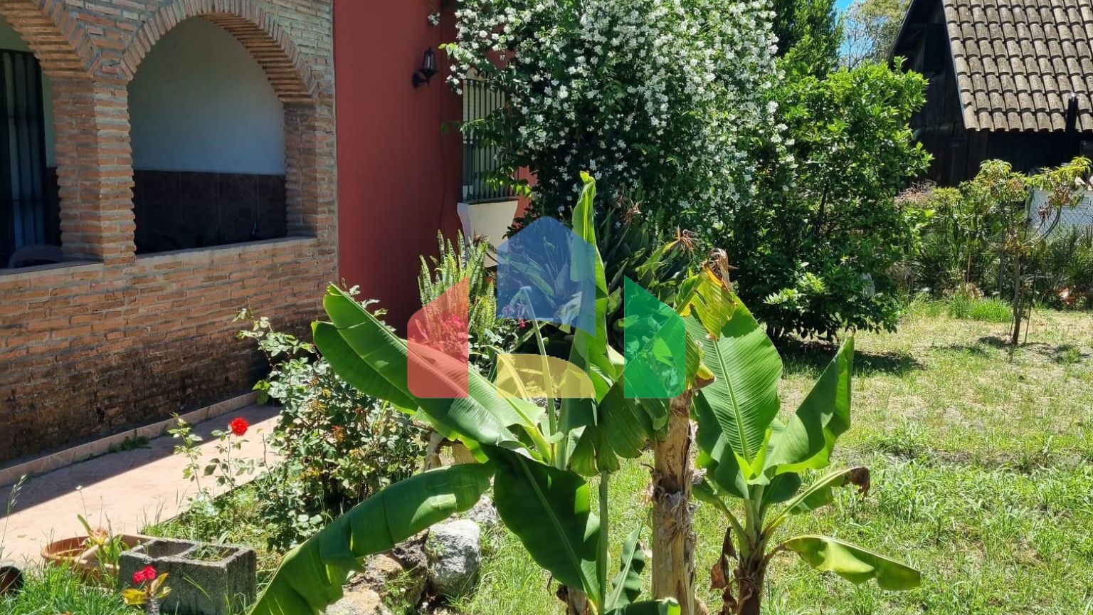 Дом с садом, бассейном и инвестиционным потенциалом рядом с городом