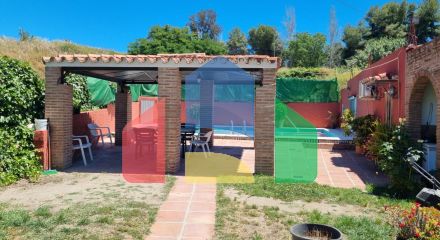 Дом с садом, бассейном и инвестиционным потенциалом рядом с городом