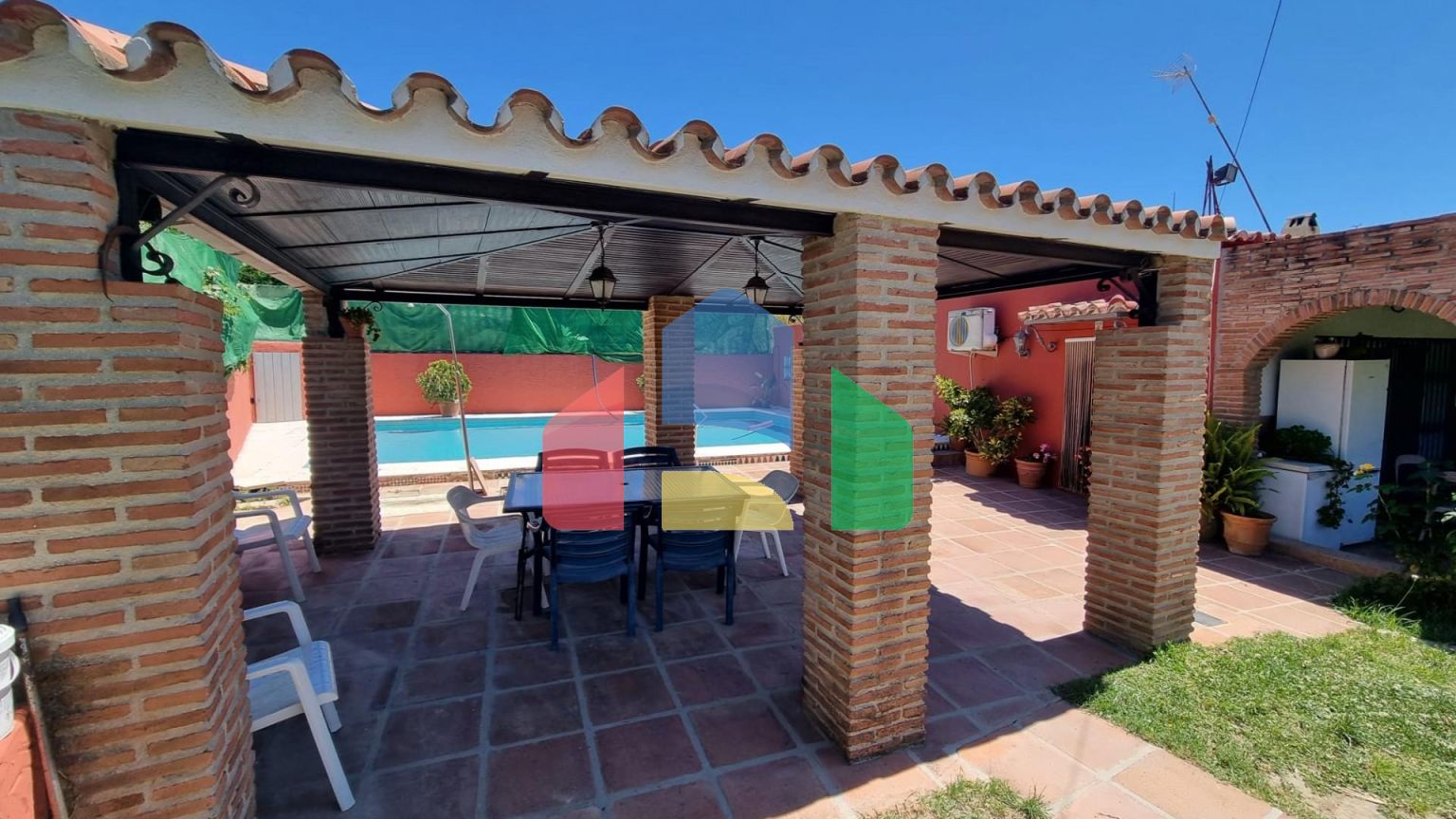 Дом с садом, бассейном и инвестиционным потенциалом рядом с городом