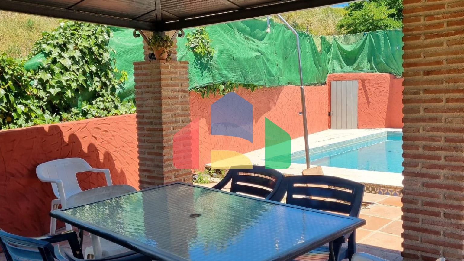 Дом с садом, бассейном и инвестиционным потенциалом рядом с городом