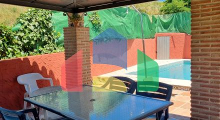 Дом с садом, бассейном и инвестиционным потенциалом рядом с городом