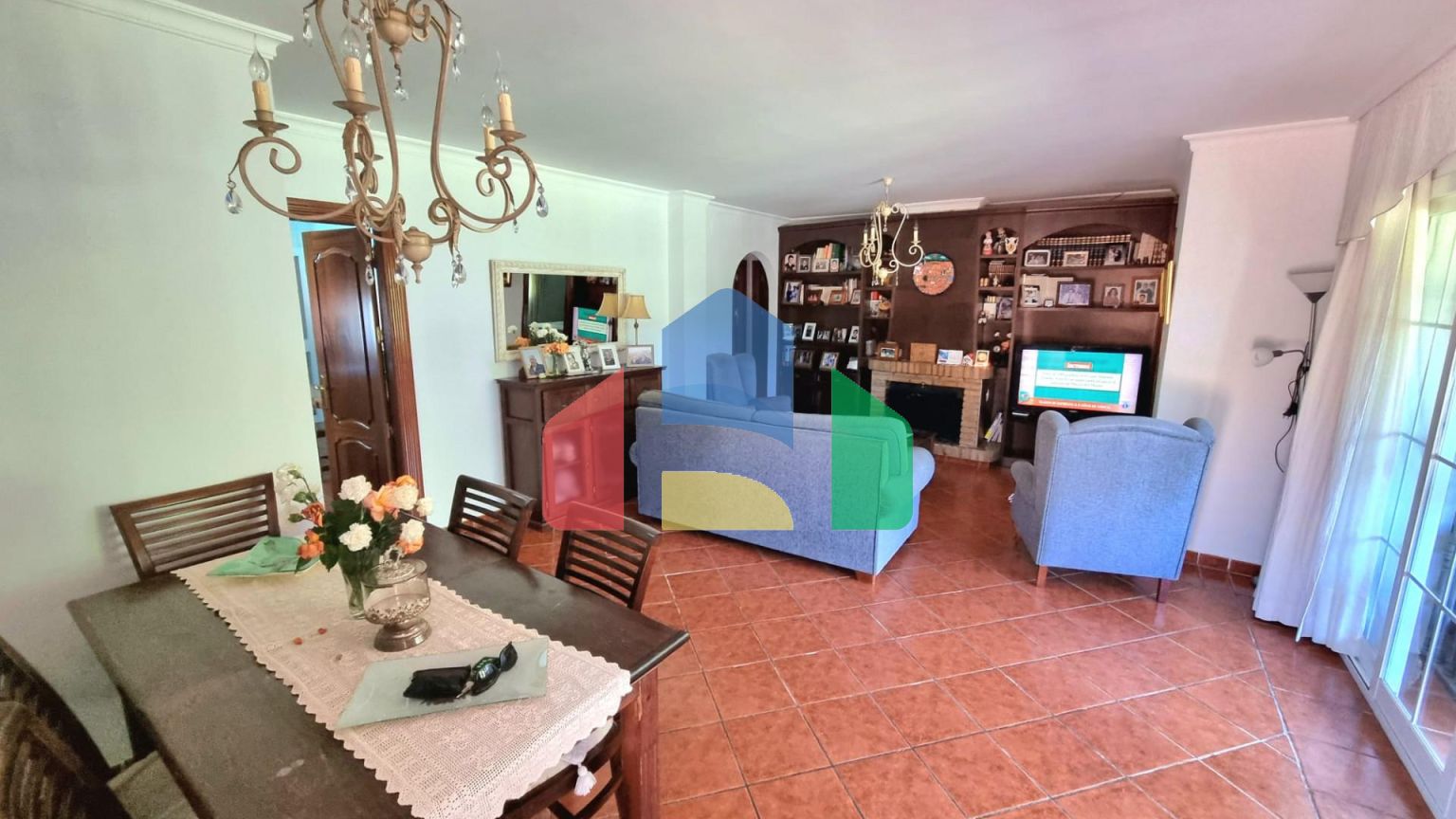 Дом с садом, бассейном и инвестиционным потенциалом рядом с городом