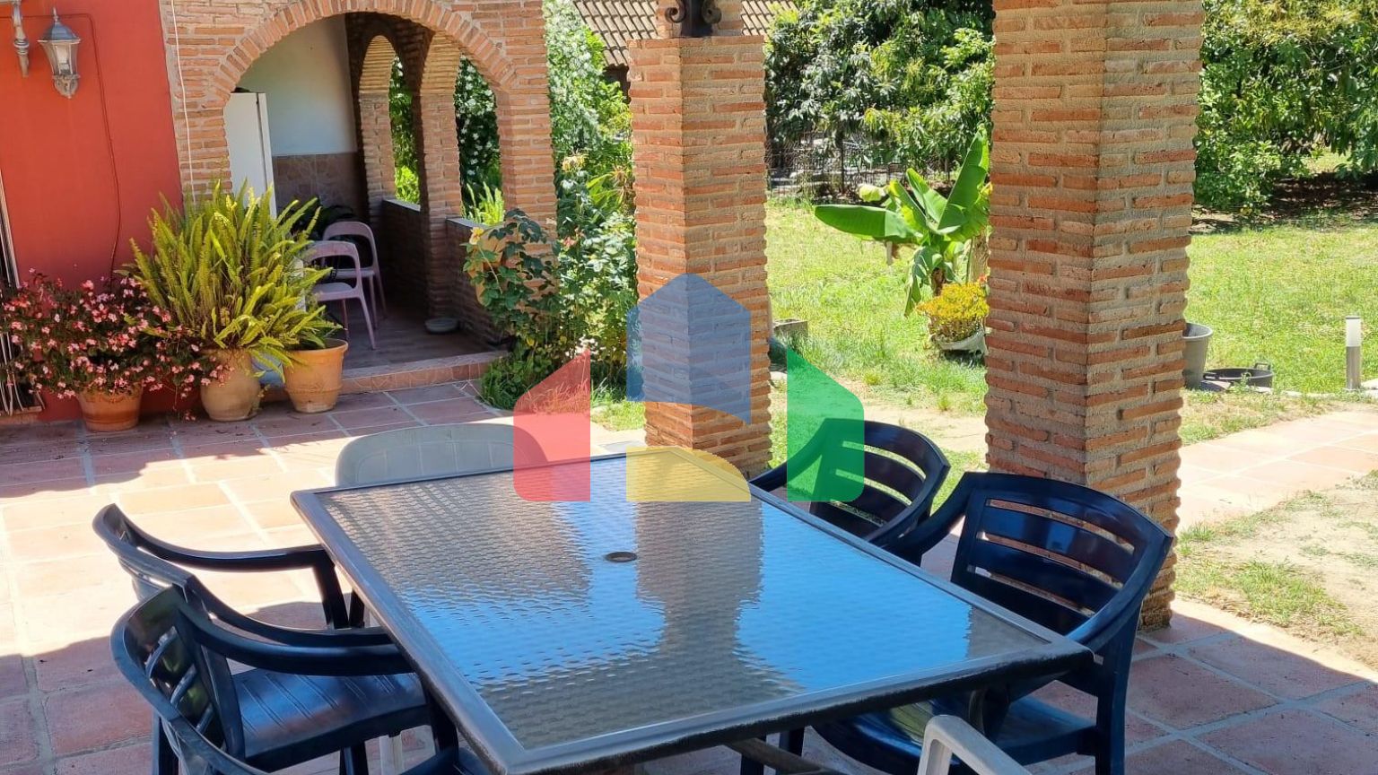 Дом с садом, бассейном и инвестиционным потенциалом рядом с городом