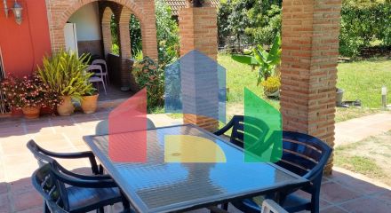 Дом с садом, бассейном и инвестиционным потенциалом рядом с городом