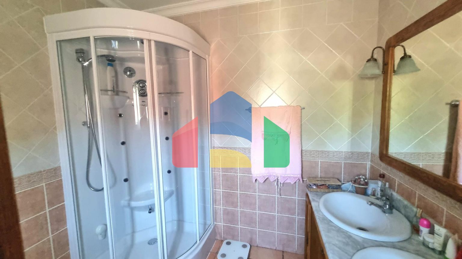 Дом с садом, бассейном и инвестиционным потенциалом рядом с городом