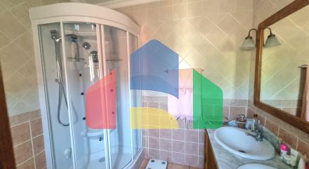 Дом с садом, бассейном и инвестиционным потенциалом рядом с городом