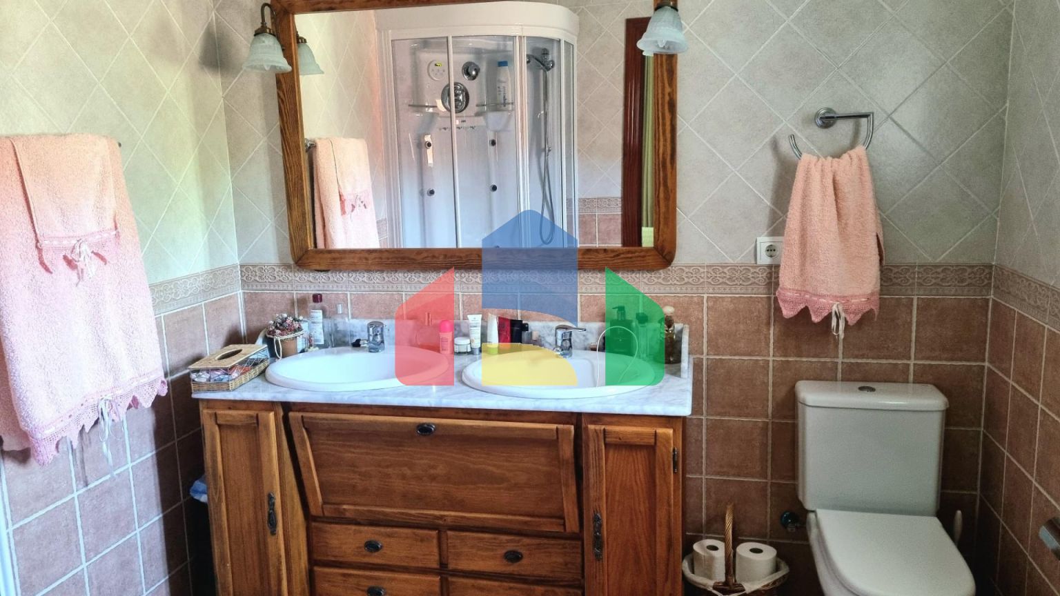 Дом с садом, бассейном и инвестиционным потенциалом рядом с городом