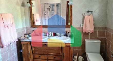 Дом с садом, бассейном и инвестиционным потенциалом рядом с городом