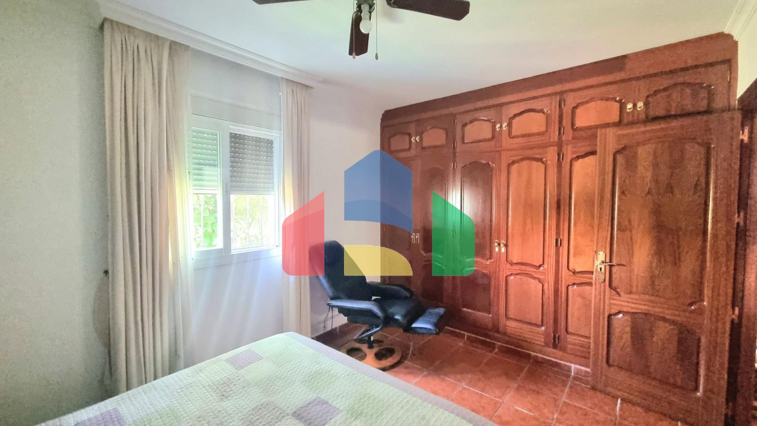 Дом с садом, бассейном и инвестиционным потенциалом рядом с городом