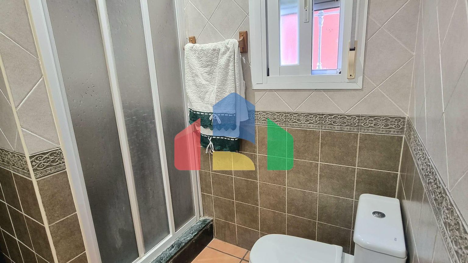 Дом с садом, бассейном и инвестиционным потенциалом рядом с городом