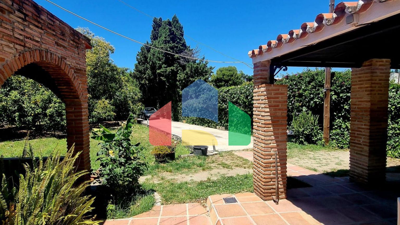 Дом с садом, бассейном и инвестиционным потенциалом рядом с городом