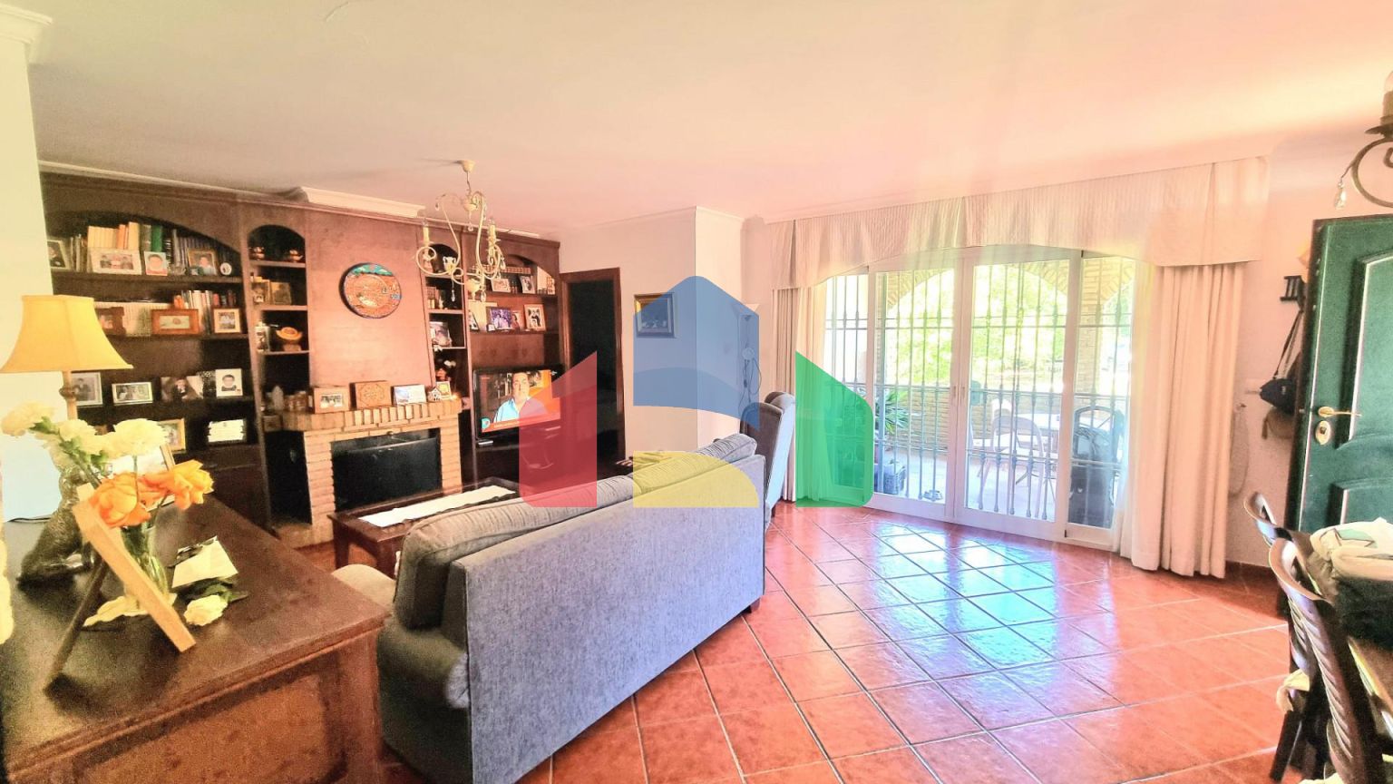 Дом с садом, бассейном и инвестиционным потенциалом рядом с городом