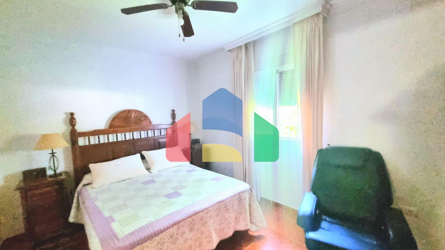 Дом с садом, бассейном и инвестиционным потенциалом рядом с городом