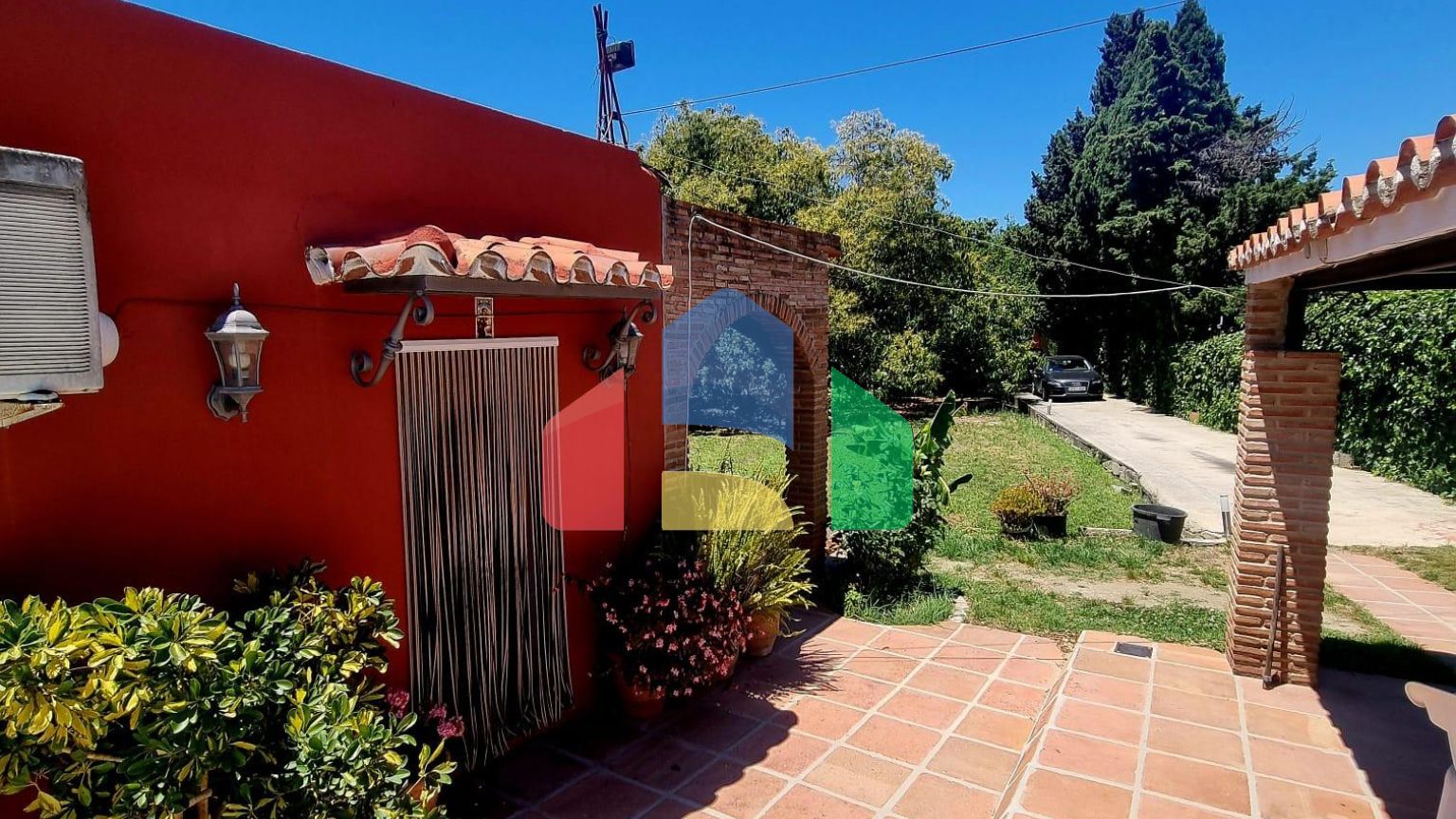 Дом с садом, бассейном и инвестиционным потенциалом рядом с городом