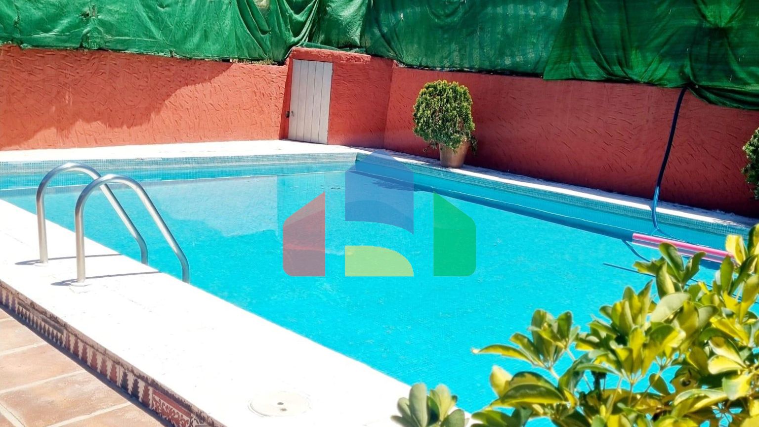 Дом с садом, бассейном и инвестиционным потенциалом рядом с городом