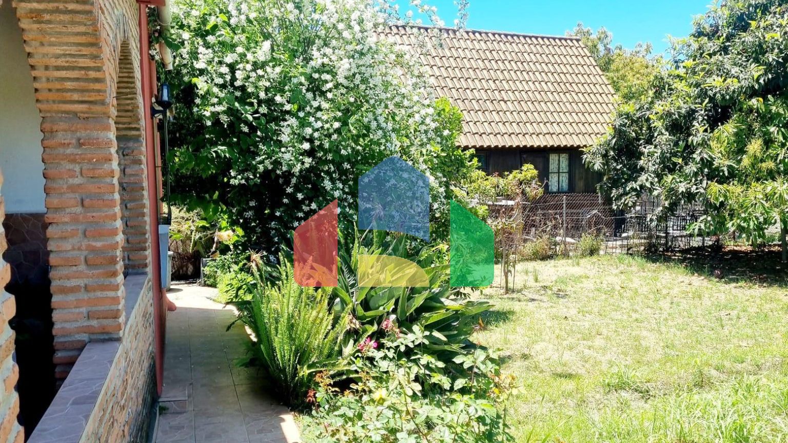 Дом с садом, бассейном и инвестиционным потенциалом рядом с городом