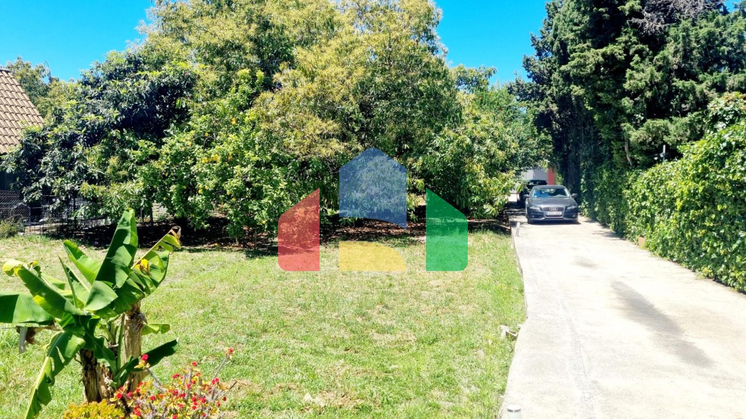 Дом с садом, бассейном и инвестиционным потенциалом рядом с городом