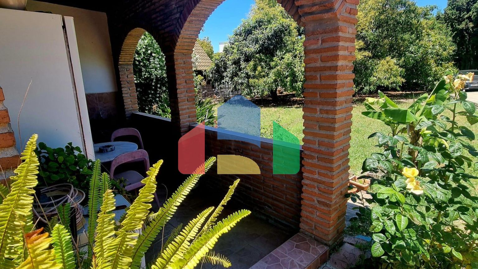 Дом с садом, бассейном и инвестиционным потенциалом рядом с городом