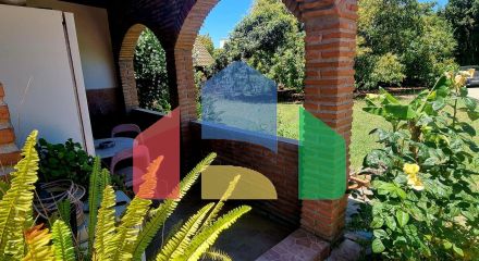 Дом с садом, бассейном и инвестиционным потенциалом рядом с городом